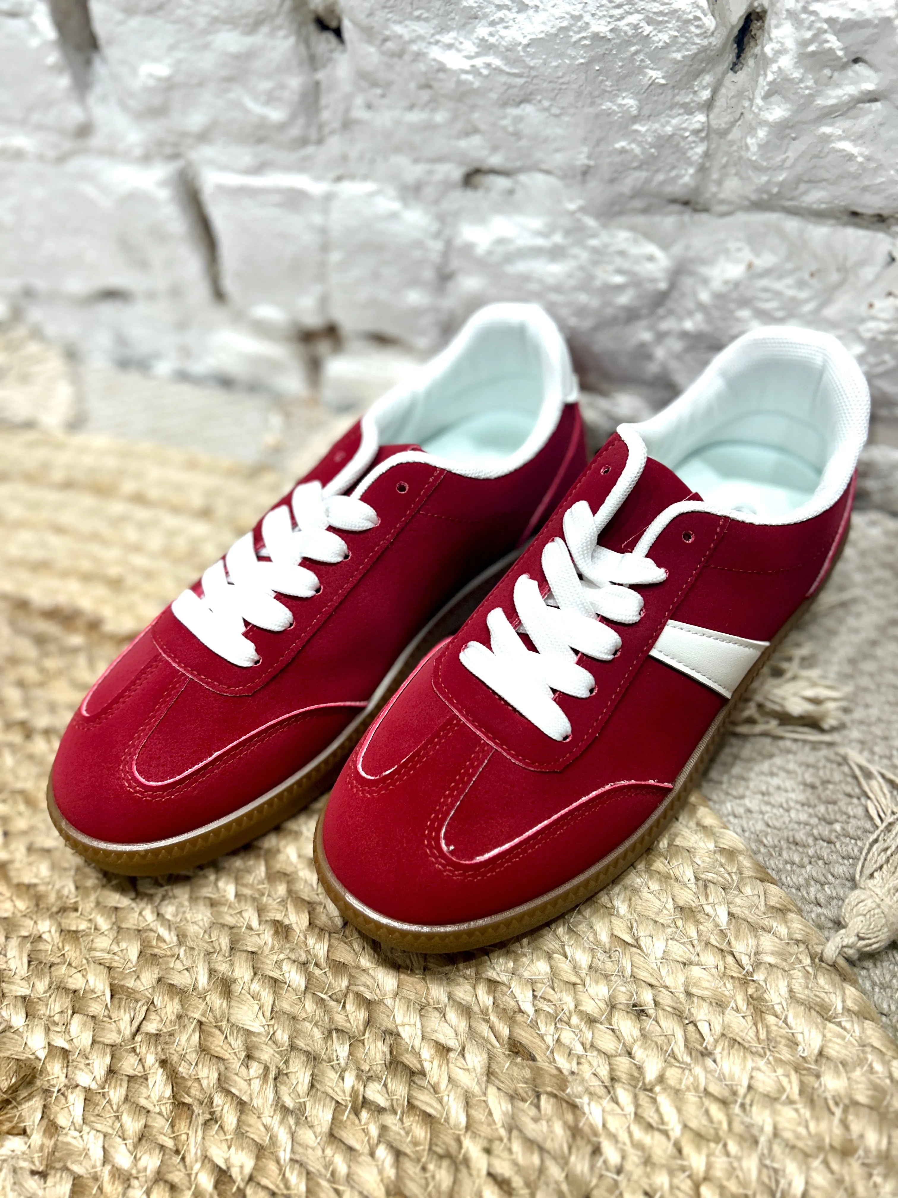 The Metro Glide Faux Suede lace up Pumps Trainers in Red